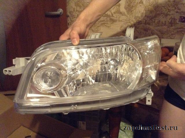 Передняя фара Daihatsu Materia