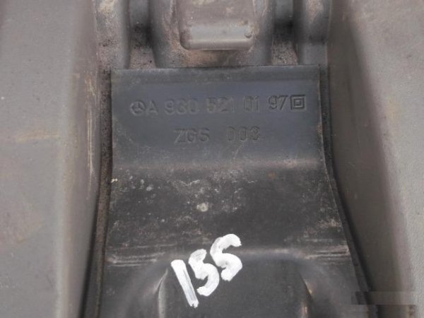 Крепёж крыла Mercedes Benz 9305210197