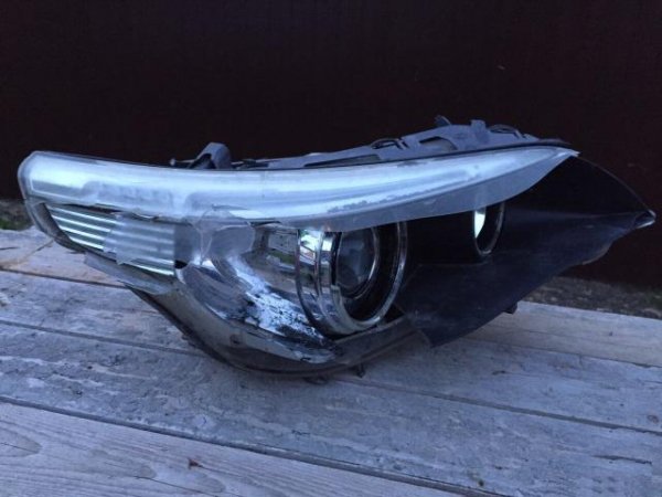 Правая передняя фара на BMW E60 2003