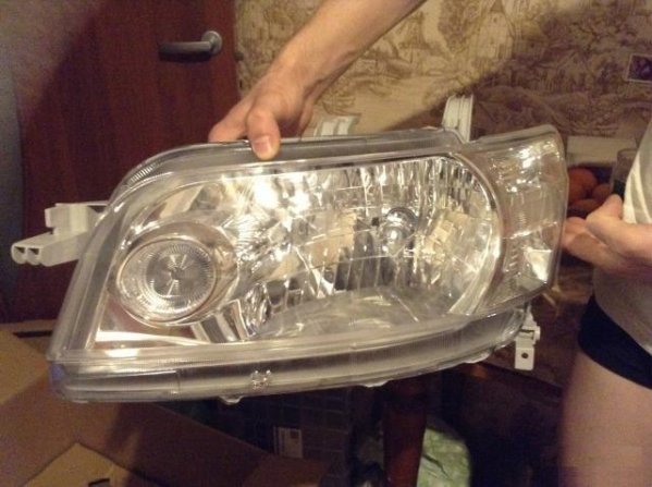 Передняя фара Daihatsu Materia