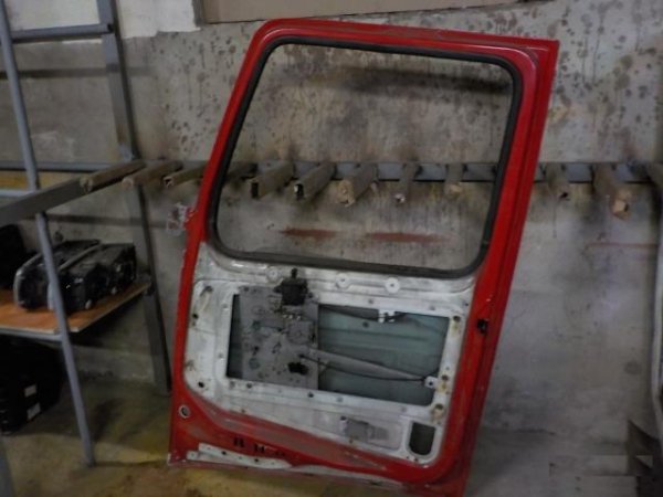 Дверь передняя RH Volvo 3980433