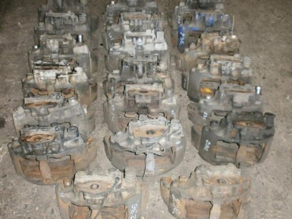 Суппорт тормозной в сборе со скобой лев