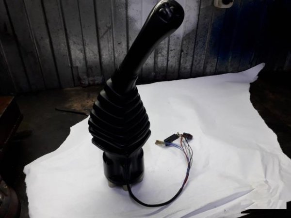 Джойстик левый в сборе 31N8-24200 Hyundai R220LC-9