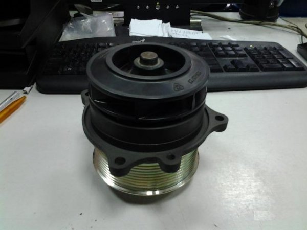 Насос водяной Iveco Cursor 5801931139